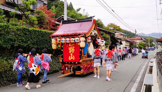 赤野神社の秋祭りで地区を巡行する屋台。この神社も数年前から田淵義親宮司が兼務社として受け持つ＝豊岡市但東町（同市提供）
