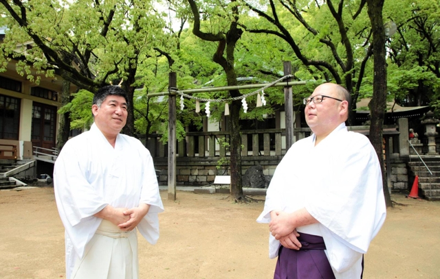 豊岡市の秋祭りに派遣された湊川神社の矢部通隆禰宜（左）と岡村光浩権禰宜＝神戸市中央区多聞通３