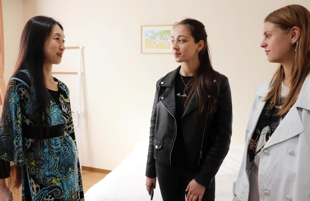 滞在施設の部屋で針山さん（左）と話すスベトラーナ・シュリヒテルさん（右手前）とネリア・イワノワさん＝淡路市内
