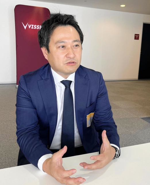 「シャレン！アウオーズ」を受賞したノエビアスタジアム神戸でのワクチン大規模接種活動について語るＪ１神戸の菊地隆之スタジアムエンターテイメント部長＝神戸市内