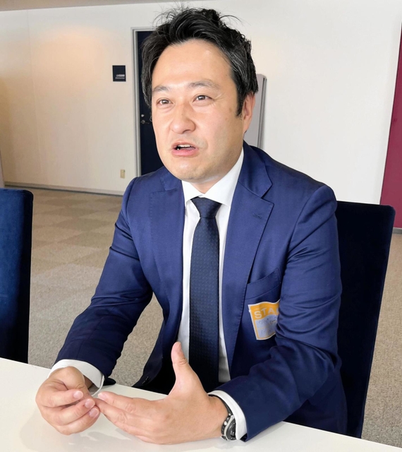 「シャレン！アウオーズ」を受賞したノエビアスタジアム神戸でのワクチン大規模接種活動について語るＪ１神戸の菊地隆之スタジアムエンターテイメント部長＝神戸市内