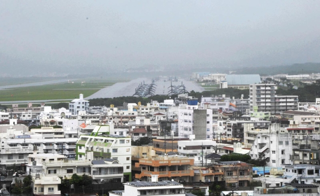 市街地の中心部にある米軍普天間飛行場。本土復帰５０年を経ても返還のめどはたっていない＝宜野湾市嘉数１、嘉数高台公園