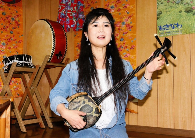 三線は沖縄の伝統楽器。川端みゆきさんは習い始めて十数年になる＝尼崎市戸ノ内町６、料理店「より道」（撮影・浮田志保）