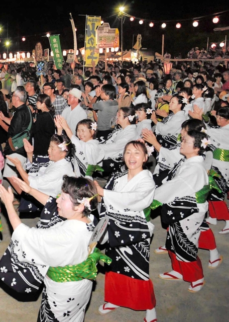 「デカンショ祭」の総踊りで、威勢良く踊る市民ら＝２０１９年８月１６日夜、篠山城三の丸広場