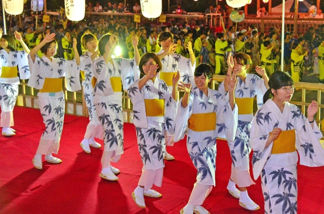木製やぐらを囲み、楽しげに踊る参加者たち＝２０１８年８月１５日、篠山城跡三の丸広場