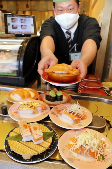 多彩なアレンジで提供される回転ずしのサーモン＝姫路市豆腐町、回転寿司力丸ＪＲ姫路駅店