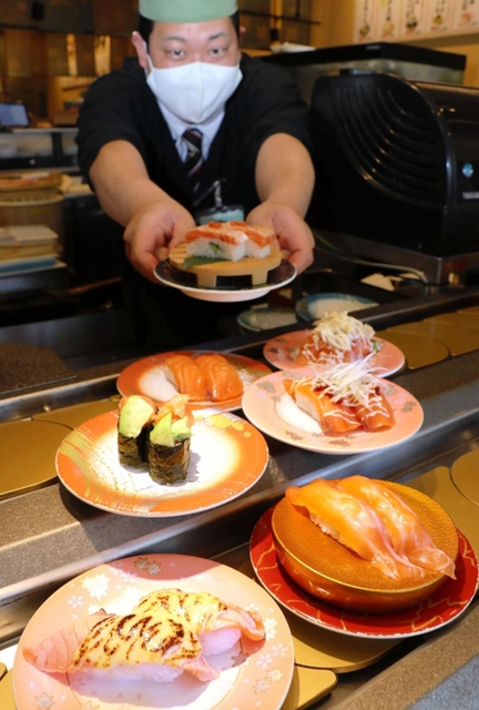 多彩なアレンジで提供される回転ずしのサーモン＝姫路市豆腐町、回転寿司力丸ＪＲ姫路駅店