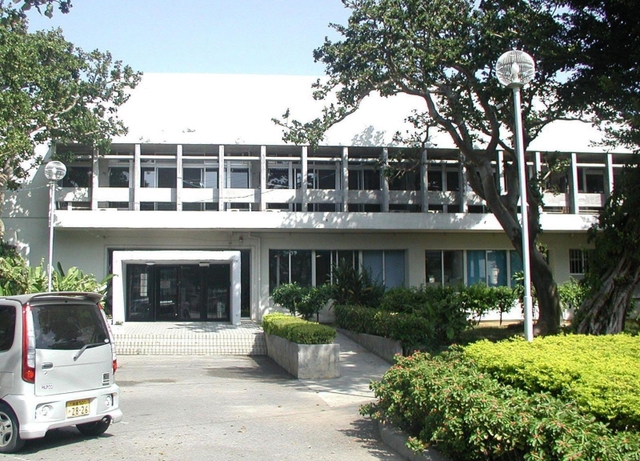 兵庫県の若者らが呼び掛けた寄付で建てられた沖縄・兵庫友愛スポーツセンター。２００７年に閉鎖され、その後解体された＝那覇市奥武山町（沖縄県提供）