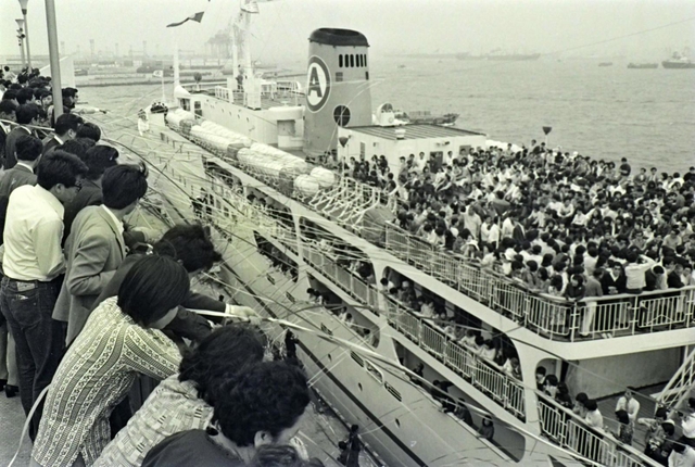 沖縄へ向かって出航する兵庫・沖縄友愛の船＝１９７２年４月２７日、神戸港第４突堤