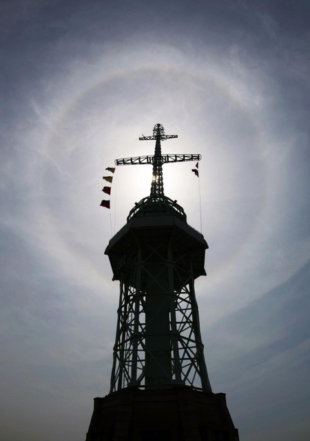 空高く現れた光の輪。「日暈」現象とみられる＝１９日午前、神戸市中央区東川崎町１