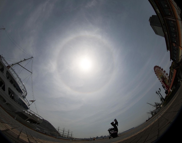 太陽の周りに現れた日暈＝１９日午前、神戸市中央区東川崎町１（撮影・小林良多）