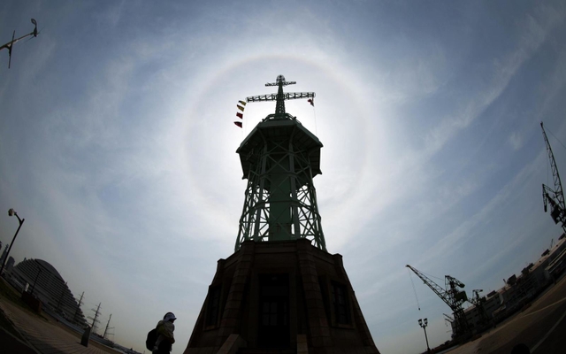 太陽の周りに現れた日暈＝１９日午前、神戸市中央区東川崎町１（撮影・小林良多）