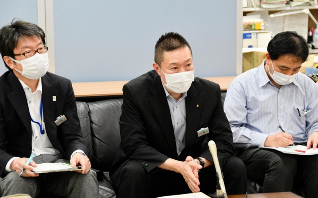 兵庫県の防災アプリの改修に北朝鮮籍のＩＴ技術者が携わり、報酬が支払われていた問題について、経緯を説明する県の担当者＝１９日午後、兵庫県庁