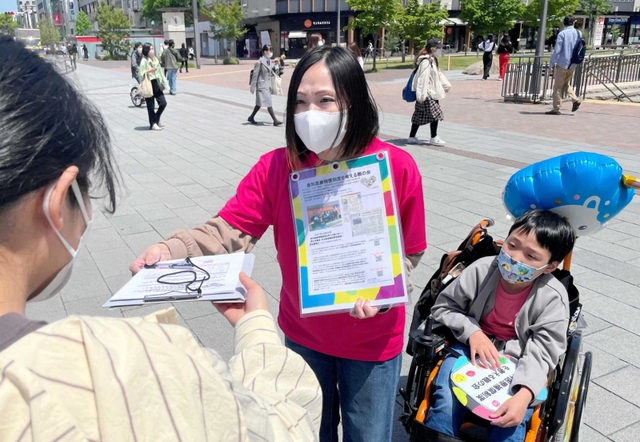 駅利用者らに署名を呼び掛ける親子＝ＪＲ姫路駅前