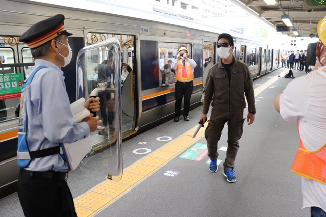 刃物を持った不審者に対応する訓練に臨むＪＲ西日本の職員＝神戸市兵庫区駅南通５、ＪＲ兵庫駅