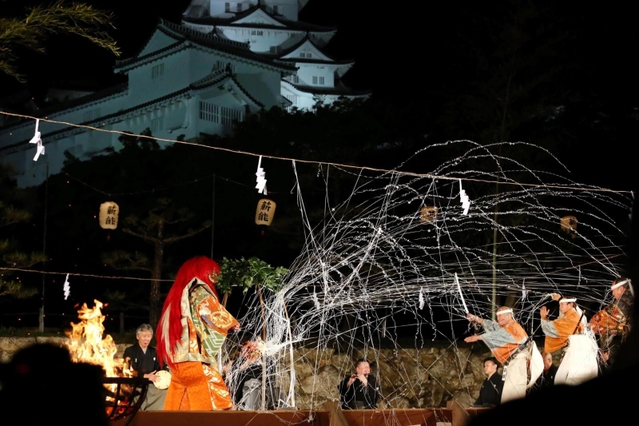 世界文化遺産・国宝姫路城を背景に演じられた薪能＝２０日夜、姫路城三の丸広場（撮影・大山伸一郎）