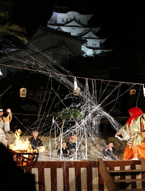 姫路城三の丸広場の特設舞台で繰り広げられた「土蜘蛛」＝２０日夜、姫路市本町（撮影・大山伸一郎）