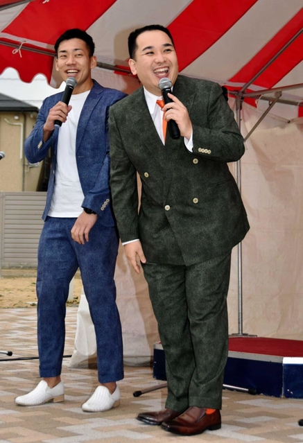 地元ファンの歓声に応じるミルクボーイの内海崇さん（右）と駒場孝さん＝２０２０年１月、姫路市城東町