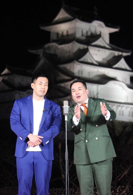姫路城をバックに漫才を披露するミルクボーイの内海崇さん（右）と駒場孝さん＝２０２１年３月、姫路市本町