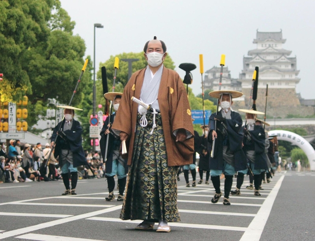 再現された姫路藩の大名行列＝２１日午後、姫路市本町