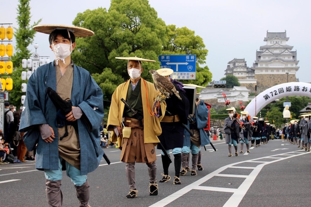 再現された姫路藩の大名行列＝２１日午後、姫路市本町