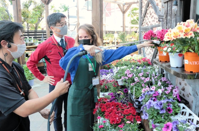 ホームセンターで働き始めたナタリア・カプスティンさん（右）＝神戸市長田区南駒栄町、アグロガーデン神戸駒ケ林店