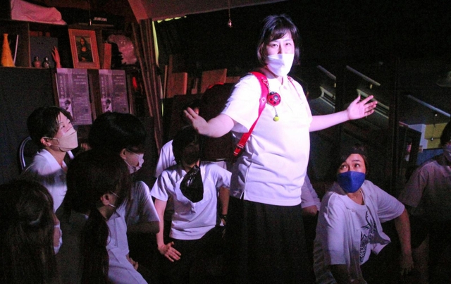 ミュージカルの公演前披露で竹紫さんの経験を演じる劇団ＷＡＯ！のメンバー＝大阪市内