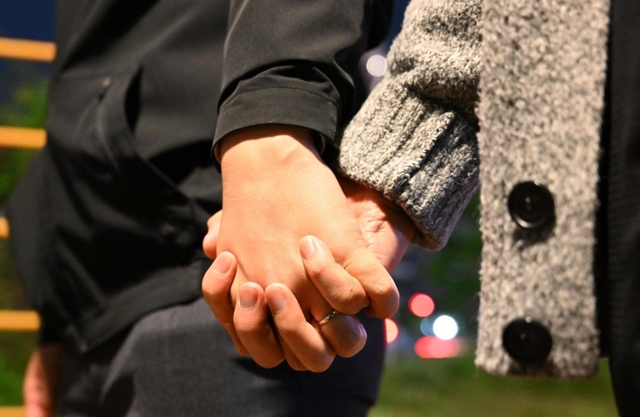 ゲイの２人が手をつなげるのは、人けのない夜だけ。「自分たちが意識しすぎているだけかもしれない。でも、どうしても白い目で見られるのが怖くて」＝神戸市内（撮影・坂井萌香）
