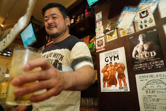 ゲイバー「ゆんたく。」のマスター修二さん。男性以外は入店できない＝大阪市北区堂山町