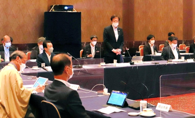 指定都市市長会議であいさつする久元喜造神戸市長（中央）ら＝東京都中央区