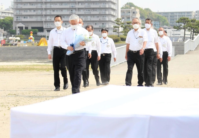 砂浜陥没事故現場で献花に臨む泉房穂明石市長ら＝明石市大蔵海岸通１
