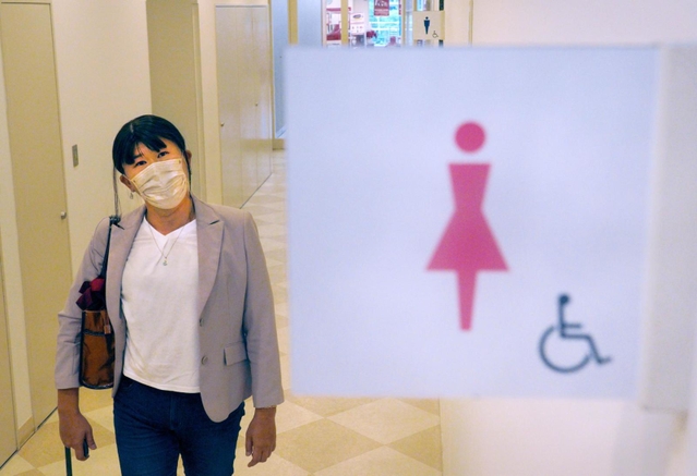 女子トイレの案内板。トランスジェンダーの彩乃さんは最近、多目的トイレを使うようにしている＝神戸市内