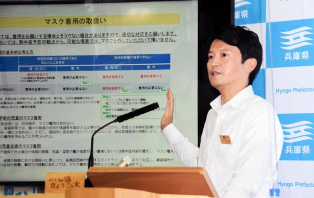 新型コロナウイルスの感染対策として、飲食店に求めている人数制限などの要請を解除する意向を明らかにした兵庫県の斎藤元彦知事＝２６日午後、県庁