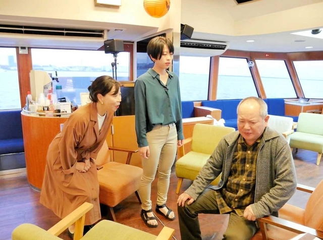 遊覧船上で行われた初演時の一場面（劇団提供）