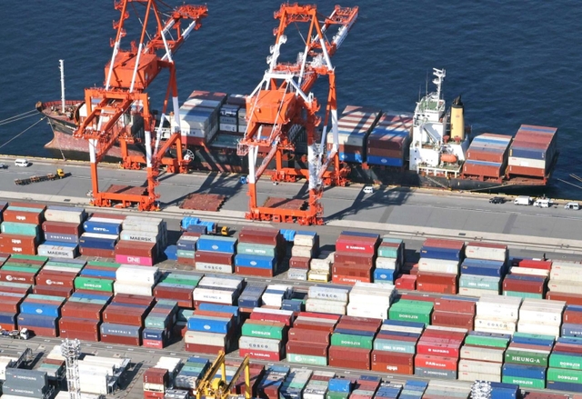 コンテナを積み込む大型船。脱炭素に向けて、陸上輸送から海上輸送へのシフトが始まっている＝神戸市中央区、ポートアイランド２期