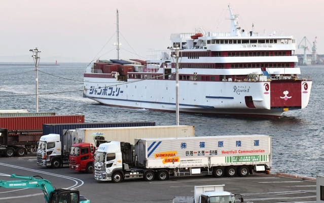 高松から神戸港に入港するジャンボフェリー。船上にはコンテナを積む。埠頭には積み込みを待つコンテナが並ぶ＝２７日午後、神戸市中央区新港町の神戸三宮フェリーターミナル（撮影・三津山朋彦）