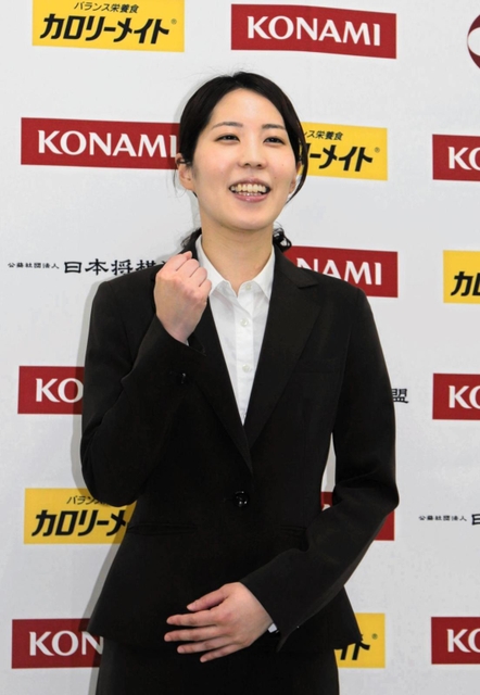 終局後に記者会見に応じた里見香奈女流四冠＝２７日夜、大阪市福島区、関西将棋会館（撮影・小林伸哉）