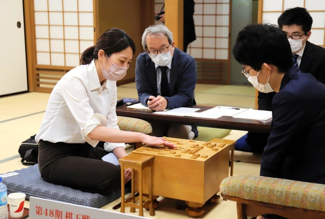 対局を振り返る里見香奈女流四冠＝２７日夜、大阪市福島区、関西将棋会館（撮影・小林伸哉）
