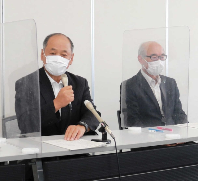 課税事務などのミスについて説明する岩根正市長（左）＝加東市役所