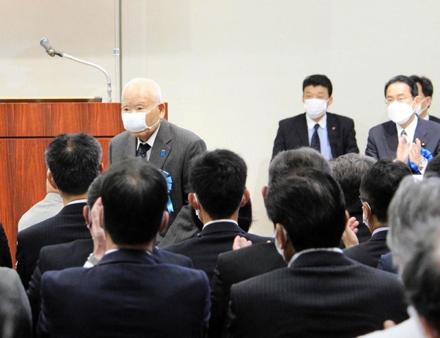 拉致被害者家族の紹介で、参加者に頭を下げる有本明弘さん＝２９日午後、東京都千代田区