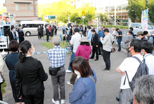 参議院選挙が始まるのを前に、西宮市で演説した立憲民主党の泉健太代表の回りに集まる聴衆＝２９日午後、西宮市高松町、西宮ガーデンズ前