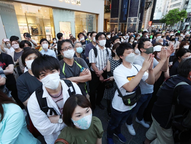 参院選の立候補予定者らの演説に耳を傾ける市民ら＝２９日午後、神戸市中央区元町通１（撮影・長嶺麻子）