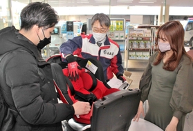 子どもが生まれる前の準備で、チャイルドシートの無料点検に訪れた夫婦＝神戸市灘区鹿ノ下通２、ＪＡＦ兵庫支部