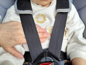 ハーネスは、子どもの体との間に大人の指が差し入れられる程度まで締める