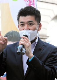 夏の参院選を控え、通行人らに政策を訴える立憲民主党の泉健太代表＝神戸市中央区元町通１