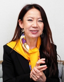 「舞台上でオーケストラの音に包まれるのは最高。壮大な作品の世界を楽しんでほしい」と話す八神純子さん＝神戸新聞社