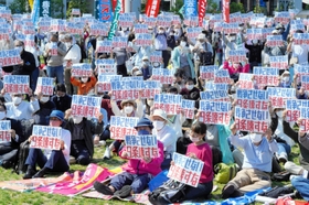 憲法記念日に合わせて、改憲反対を訴えた集会＝神戸市中央区小野浜町、みなとのもり公園
