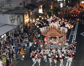 ９台が次々に登場した御影だんじりパレード＝３日夜、阪神御影駅前（撮影・長嶺麻子）