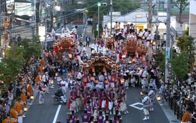 ９台が次々に登場した御影だんじりパレード＝３日夜、阪神御影駅前（撮影・長嶺麻子）