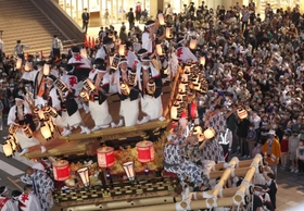 ９台が次々に登場した御影だんじりパレード＝３日夜、阪神御影駅前（撮影・長嶺麻子）
